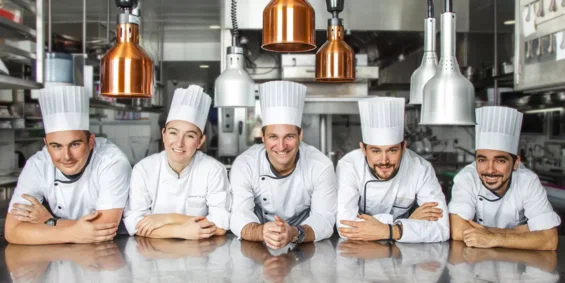 5-dicas-de-como-motivar-uma-equipe-de-cozinha-NUTRI-MIX-TREINAMENTOS-E-MOTIVAC-A-O-jpg.webp